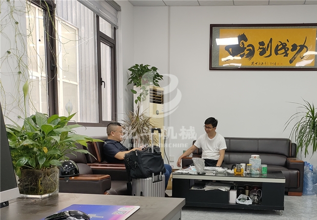 歡迎江蘇省客戶來北斗機械進行連續(xù)式炭化機業(yè)務洽談