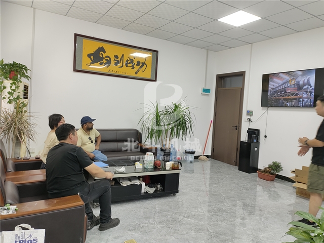 張總和孟加拉國客戶面對(duì)面深入交流