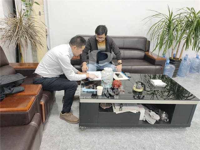 我廠技術(shù)人員和蘇州客戶對木材炭化機進(jìn)行技術(shù)探討