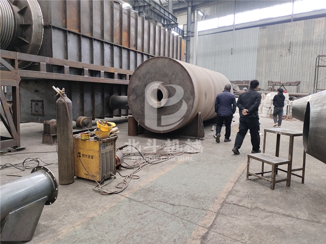 周經(jīng)理帶領(lǐng)廣東客戶對(duì)炭化機(jī)生產(chǎn)車間的考察之旅