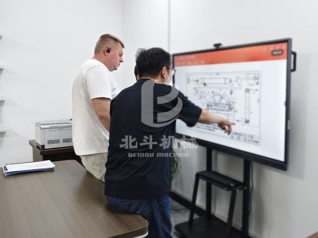 共話圖紙?jiān)O(shè)計(jì)與客戶交流達(dá)成多項(xiàng)共識(shí)