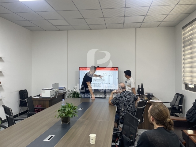 外國(guó)客戶遠(yuǎn)道而來,我公司人員與客戶細(xì)致對(duì)接