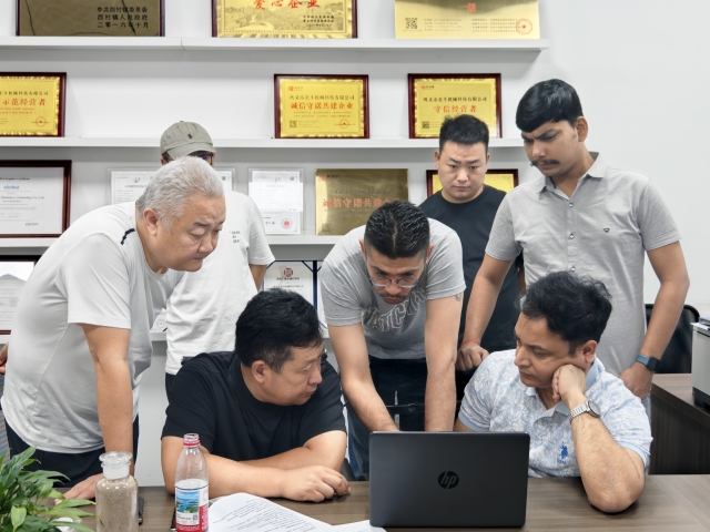 設(shè)備驗(yàn)收:印度客戶來廠核查炭化機(jī)質(zhì)量